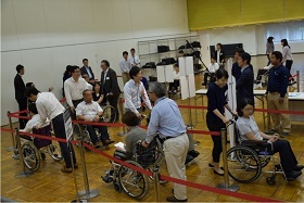 画像　車椅子セミナーに多くの社員が参加