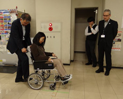 社内イベントで車いすを押している場面の写真