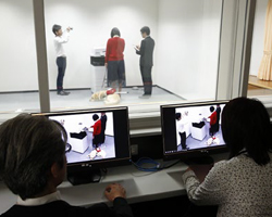 画像　目の不自由な方を対象とした複合機の検証場面の写真