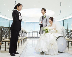 車いすユーザーの結婚式の写真