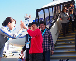 発達障害のあるお子様向けの体験搭乗プログラム。タラップを降りて係員とハイタッチする参加者