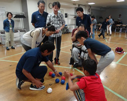 東京都と連携したボッチャの体験イベントの様子
