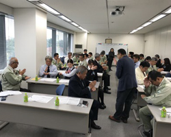 手話によるコミュニケーションを体験して理解を深める社員の写真