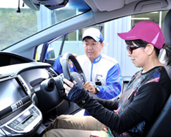 視覚障害者の自動車運転体験の写真