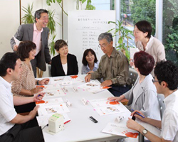 高齢者や障害者のモニターと話し合いをしている写真