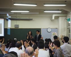 聴覚障害のある講師が手話を紹介する講演の写真