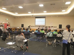 画像　多数の来場者が椅子に座りトークセッションに参加している場面の写真