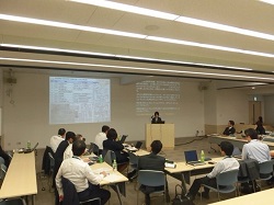 画像　音声を認識し文字化するアプリを活用して会議を実施している場面の写真