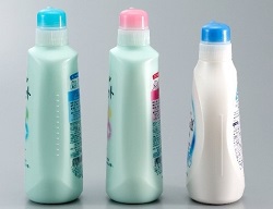 画像　触っただけで中身を区別できるきざみを付けたボトルが3つ並んでいる写真