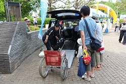 画像　地元の住民がUDタクシー乗降体験を行っている場面の写真