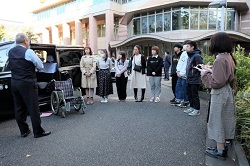 画像　乗務員が地元の大学生にUDタクシーの講習を行っている場面の写真