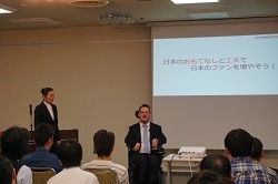 画像　外国人障害当事者の講師がパワーポイントを用いて従業員に説明している