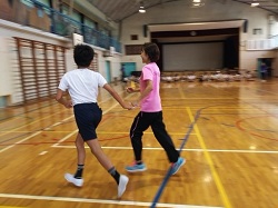 画像　ブラインドマラソンの選手と学生が一緒に走っている場面の写真