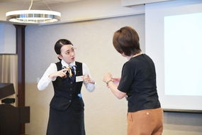 画像　従業員が手話コンクールで手話を披露している場面の写真