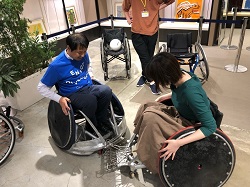 画像　車椅子に乗車してパラスポーツを体験している場面の写真