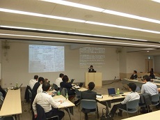 画像　音声を認識し文字化するアプリを活用して会議を実施している場面の写真