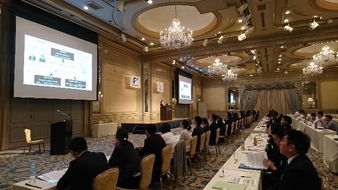 画像　従業員がパワーポイントを用いて経営陣に取組を報告している場面の写真