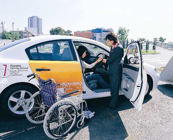 画像　手動装置など障害に応じた教習車を用意