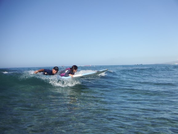画像　車椅子利用のお客様がハワイでサーフィンを楽しむ様子