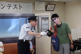 画像　A-1コンテストにて翻訳アプリを活用する乗務員