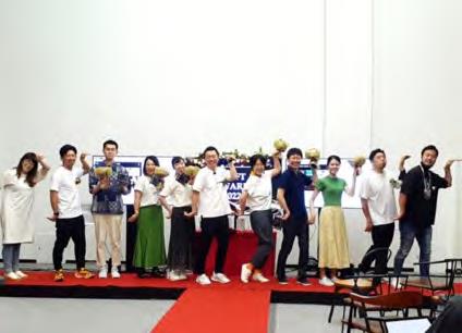 画像 SHIFT Award 表彰式 にて 花ブーケを持つ受賞者達