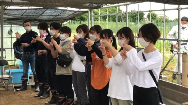 画像 農場で毎日おこなう手話朝礼、 ミニ手話講座の様子