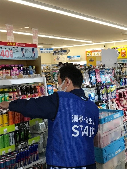 画像 担当業務を記載したビブス着用の実験