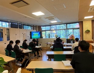 画像　入社式後に行った障害者理解の研修の様子