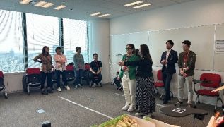 画像　ボッチャワークショップで不自由体験を行っている様子