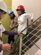 画像　みんなのERT活動で視覚障害体験しながら避難を行っている様子