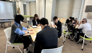 画像　視覚障がいのある行員が講師を務める擬似体験