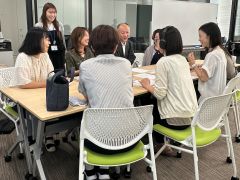 画像　聴覚障がいのある行員が講師を務める擬似体験