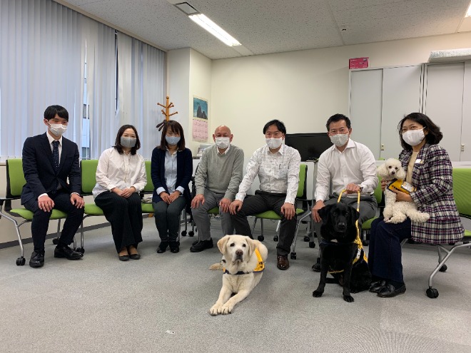 画像　「心を読んでのバリアフリーの接遇」を補助犬と学ぶ研修の様子