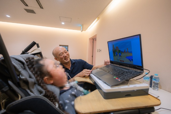 画像　視線入力など活用し誰もが参加できるワークショップ