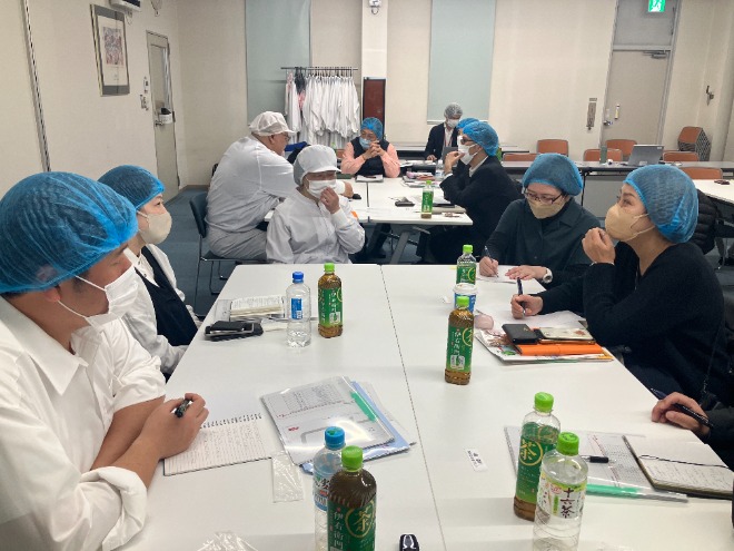 画像　グループ研修で障害のある社員との対話