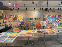 画像　オフィスのエントランスに飾られたアート作品