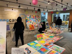 画像　展示作品を鑑賞しながら投票を行う当社社員